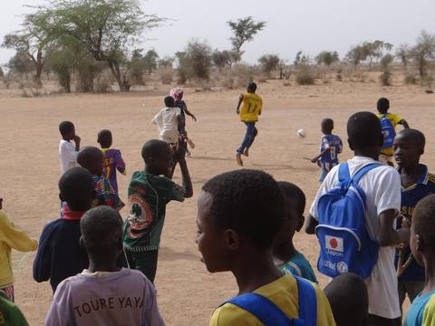 Fußballspielen der schulpause