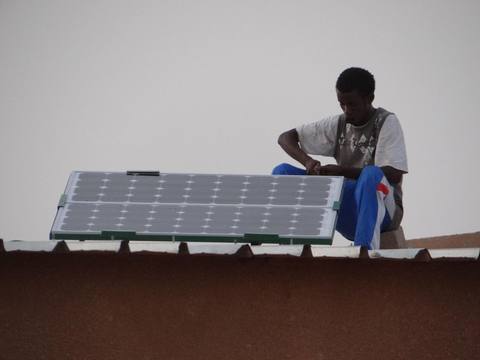 Anbringen eines solarpaneels